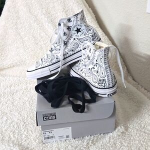 Brand New  Converse White and Black Pattern Shoes Size Men 6,5 Women 8,5
